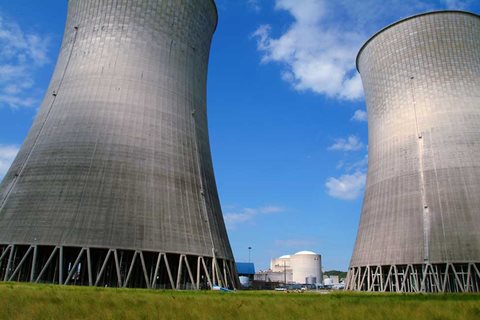 image of nuclear power plant cooling towers 
