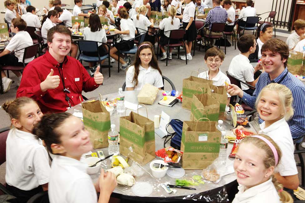 A group of students eat lunch with two Bechtel employees